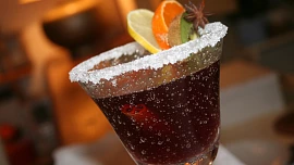 Jak připravit nejlepší svařené víno? Kromě kvalitního vína nesmí chybět plátek citronu a správná směs voňavého koření