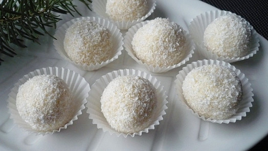 Báječné cukroví i jedlý dárek: Rafaelo kuličky jen ze tří surovin jsou hned hotové a chutnají jako italský originál