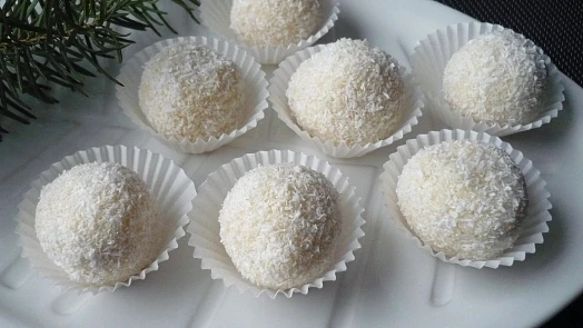 Báječné cukroví i jedlý dárek: Rafaelo kuličky jen ze tří surovin jsou hned hotové a chutnají jako italský originál