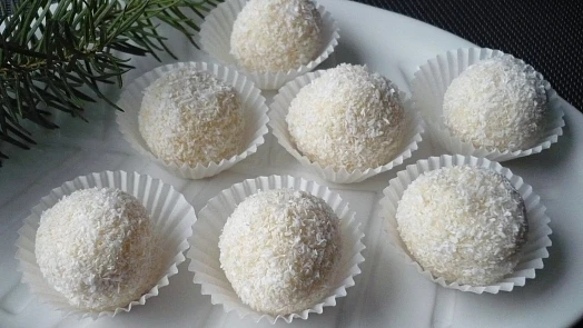 Báječné cukroví i jedlý dárek: Rafaelo kuličky jen ze tří surovin jsou hned hotové a chutnají jako italský originál