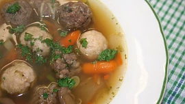 Jak připravit nejoblíbenější knedlíčky do polévky: Představujeme nejlepší recepty na knedlíčky játrové, sýrové, drožďové i krupicové