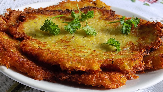 Jihočeská cmunda: Starý trik s horkým mlékem udělá z obyčejného bramboráku delikatesu