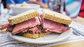 Dejte si sendvič s pastrami!  Speciálně naložené maso má původ v rumunské kuchyni