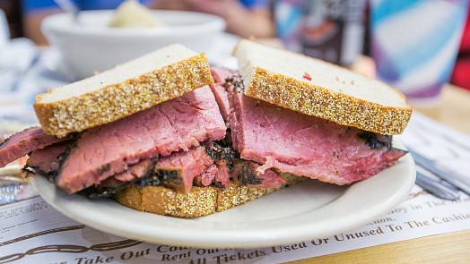 Dejte si sendvič s pastrami!  Speciálně naložené maso má původ v rumunské kuchyni