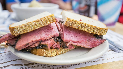 Dejte si sendvič s pastrami!  Speciálně naložené maso má původ v rumunské kuchyni