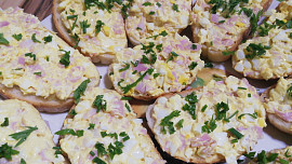 Nejjednodušší pomazánka na chlebíčky: Vajíčková se salámem je hned hotová a suroviny má doma každý