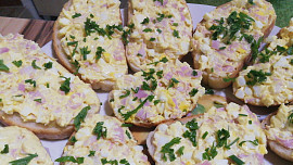 Nejjednodušší pomazánka na chlebíčky: Vajíčková se salámem je hned hotová a suroviny má doma každý