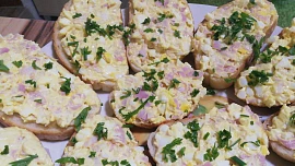 Nejjednodušší pomazánka na chlebíčky: Vajíčková se salámem je hned hotová a suroviny má doma každý