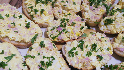 Nejjednodušší pomazánka na chlebíčky: Vajíčková se salámem je hned hotová a suroviny má doma každý