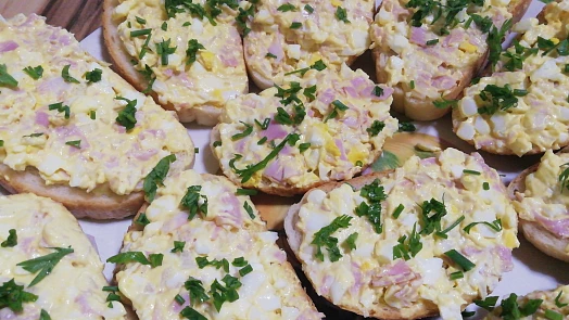 Nejjednodušší pomazánka na chlebíčky: Vajíčková se salámem je hned hotová a suroviny má doma každý