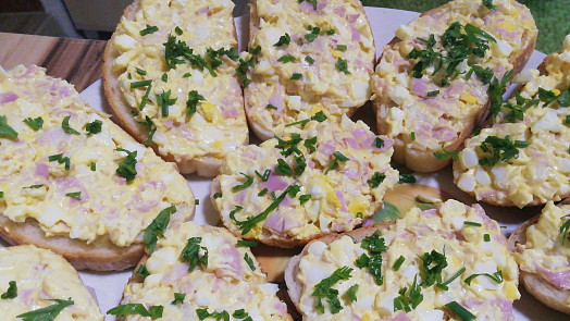 Nejjednodušší pomazánka na chlebíčky: Vajíčková se salámem je hned hotová a suroviny má doma každý