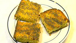 Staročeský camprat jako od babičky: Kynutý koláč překvapí jednou surovinou v těstě, mák mu dodá na křupavosti