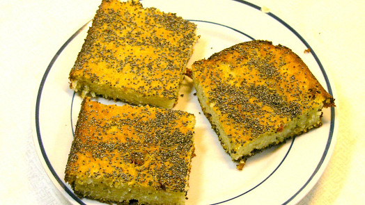 Staročeský camprat jako od babičky: Kynutý koláč překvapí jednou surovinou v těstě, mák mu dodá na křupavosti