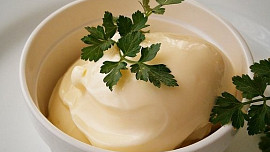 Domácí majonéza z vařených vajec vylepší pomazánky i sváteční bramborový salát. Příprava je snadná a zvládne ji i začátečník
