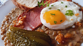 Novoroční zvyky a pověry: Čočka pro peníze, vepřové pro štěstí a co se říká o humrovi