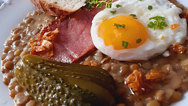 Novoroční zvyky a pověry: Čočka pro peníze, vepřové pro štěstí a co se říká o humrovi