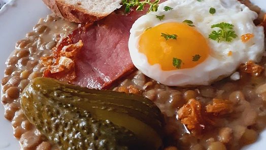 Novoroční zvyky a pověry: Čočka pro peníze, vepřové pro štěstí a co se říká o humrovi