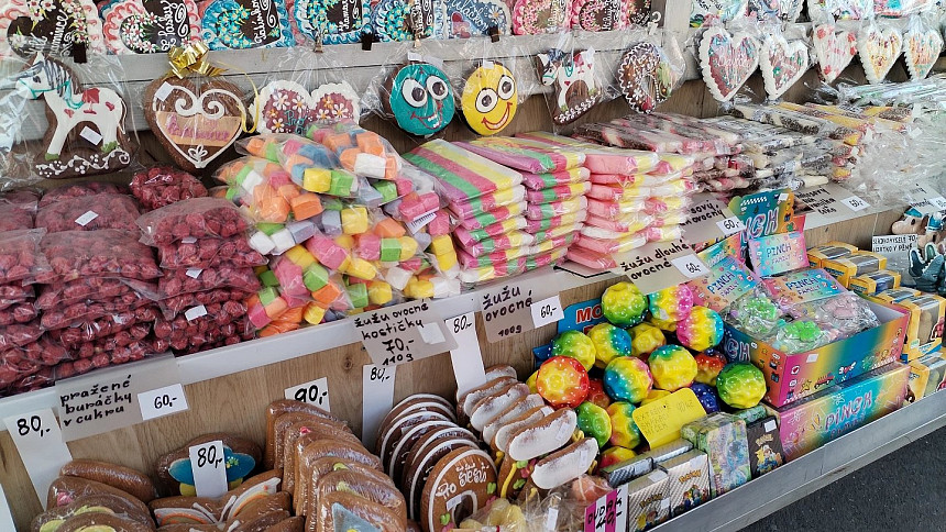 Matějská pouť není jen o atrakcích, ale také o spoustě dobrého jídla a pochutin.