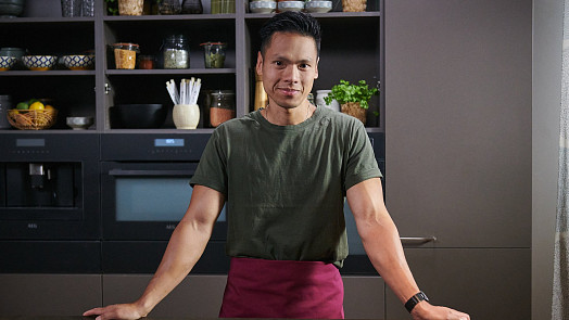 Jíst společně je pro nás důležité, říká vietnamský kuchař Khanh Ta, který nově učí zájemce vařit v online kurzech