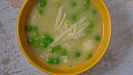 Retro vaření s Kristinou: Jak na slavnou polévku risi-bisi? Při zahušťování dejte pozor na teplotu!