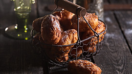 Upekli jsme masopustní šišky podle 200 let starého receptu: Voní po medu, vláčné jsou díky smetaně a vínu a nejlepší jsou teplé