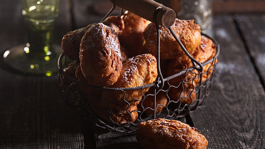 Upekli jsme masopustní šišky podle 200 let starého receptu: Voní po medu, vláčné jsou díky smetaně a vínu a nejlepší jsou teplé