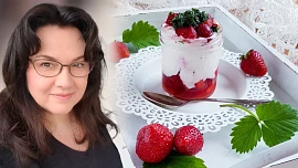 Holka u plotny radí: Jahodový dezert do skleničky ozvláštní bazalkový cukr, který z obyčejné sladkosti udělá delikatesu