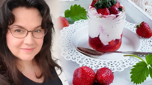 Holka u plotny radí: Jahodový dezert do skleničky ozvláštní bazalkový cukr, který z obyčejné sladkosti udělá delikatesu