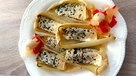 Pečené papriky s nivou: Jednoduchá lahůdka plná letní chuti, která se hodí jako rychlý předkrm i lehká večeře