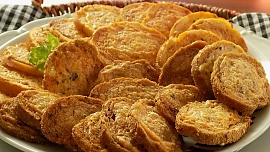 Co ze starých rohlíků? Udělejte žemlovku, domácí chipsy nebo netradiční trhanec!