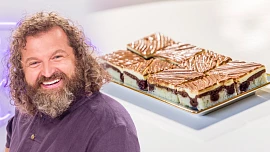 Dunajské vlny podle Josefa Maršálka: Dvoubarevný moučník s višněmi a vanilkovým krémem chutná skvěle