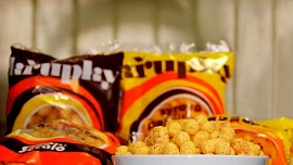 Retro okénko: Arašídové křupky z kukuřičné krupice a arašídů jsou tu již přes čtyřicet let, a přitom chutnají pořád stejně