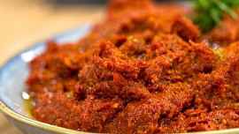 Dip muhammara: Kouřovou chuť dodají pečené papriky a pikantní chilli vločky. Báječně ladí s grilovaným masem nebo s pita chlebem