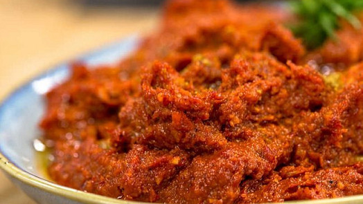 Dip muhammara: Kouřovou chuť dodají pečené papriky a pikantní chilli vločky. Báječně ladí s grilovaným masem nebo s pita chlebem