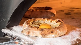 Tradiční gruzínské chačapuri: Placky, plněné sýrem, se staly rovnou národním pokrmem. Víte, jak na ně?