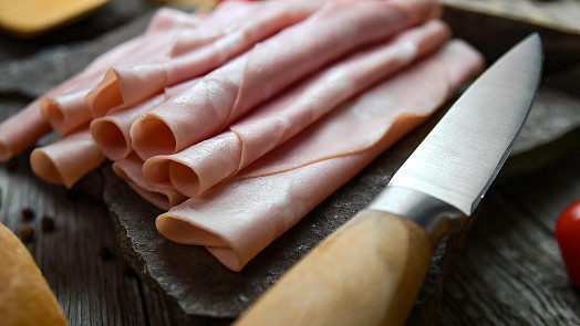 Jak v obchodě poznat kvalitní šunku? Sledovat obsah masa nestačí, je ještě jeden parametr, který si musíte hlídat