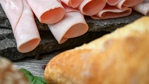 Kuřecí šunka lepší než z lahůdkářství: Připravíte ji snadno i ve vlastní kuchyni