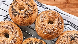 Stovky let slavná houska s dírou uprostřed. Kdo vymyslel bagel?