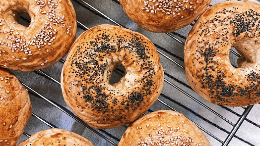 Stovky let slavná houska s dírou uprostřed. Kdo vymyslel bagel?