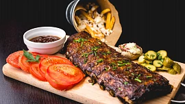 Pomalu grilovaná žebra: Vychutnejte si šťavnaté maso vonící kouřem a kořením