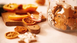 Co s přebytky po vánočním pečení? Vyrobte z nich kouzelné ozdoby na stromeček!