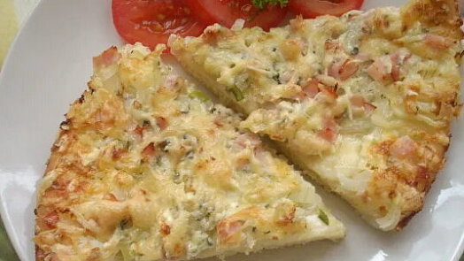 Slaný cibulový koláč patří k vinobraní. Hodí se na rychlou večeři i jako občerstvení pro návštěvu