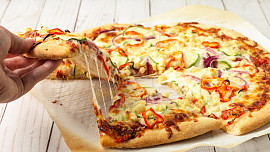 Krokodýlí maso, koprová omáčka i čokoláda: Neuvěříte, jaké šílenosti dávají lidé na pizzu!