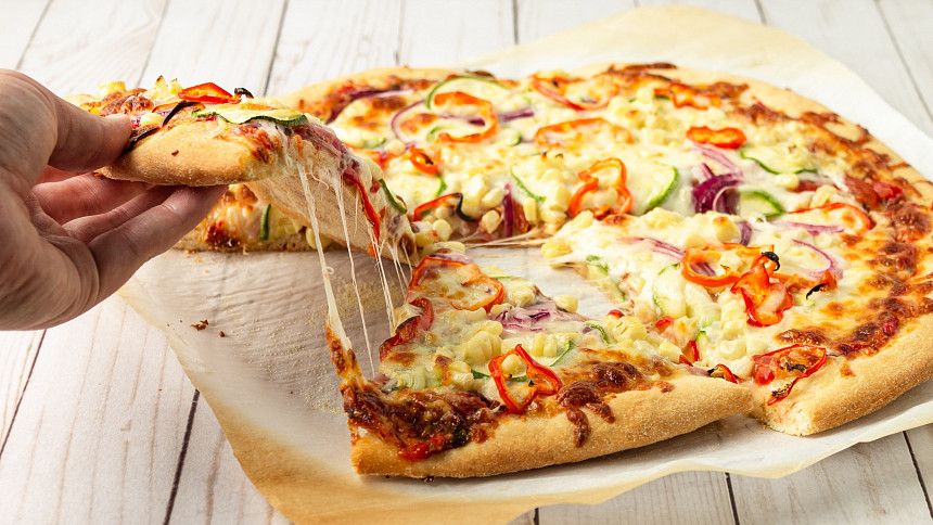 Krokodýlí maso, koprová omáčka i čokoláda: Neuvěříte, jaké šílenosti dávají lidé na pizzu!