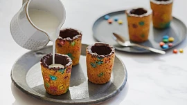 Hitem sociálních sítí jsou cookie cups: Sušenkové kelímky si zamilujete! Jak na ně, aby se povedly?