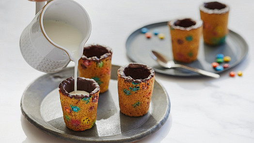 Hitem sociálních sítí jsou cookie cups: Sušenkové kelímky si zamilujete! Jak na ně, aby se povedly?