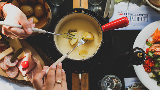 Švýcarské národní jídlo fondue: Připravte si sýrovou delikatesu jako v restauraci!