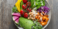 Nejlepší salátové zálivky, které dietní jídlo promění v delikatesu