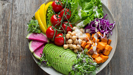 Nejlepší salátové zálivky, které dietní jídlo promění v delikatesu