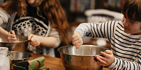 Cukroví, které zvládnou i děti: Jednoduchý návod, jak do vánočního pečení zapojit i nejmenší
